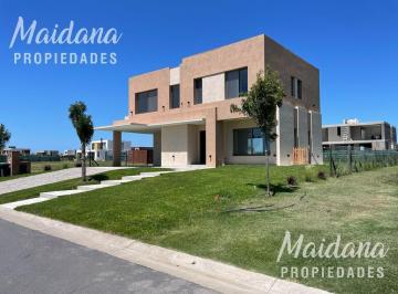 Casa · 268m² · 3 Dormitorios · 2 Cocheras · Hermosa Casa en Riberas