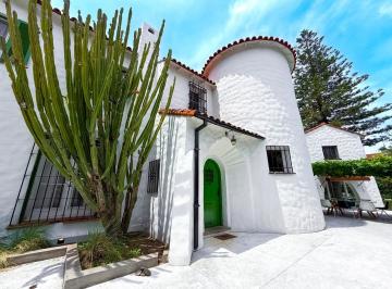 Casa · 448m² · 8 Ambientes · 4 Cocheras · Casa en Venta en San Isidro, 3 Plantas con Gran Jardín, Pileta y Cochera