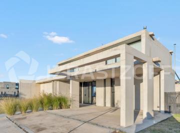 Casa · 174m² · 5 Ambientes · 2 Cocheras · Casa en San Sebastian