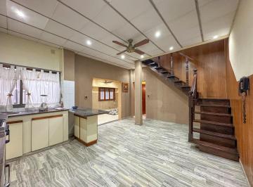 Casa · 170m² · 4 Ambientes · 1 Cochera · Casa en Venta en Lanús 4 Ambientes con Cochera