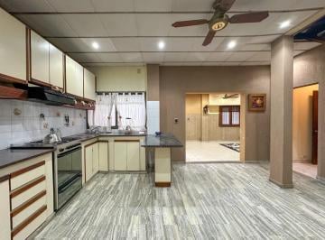 Casa · 170m² · 4 Ambientes · 1 Cochera · Casa en Venta en Lanús 4 Ambientes con Cochera