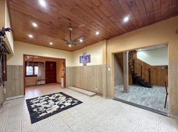 Casa · 170m² · 4 Ambientes · 1 Cochera · Casa en Venta en Lanús 4 Ambientes con Cochera