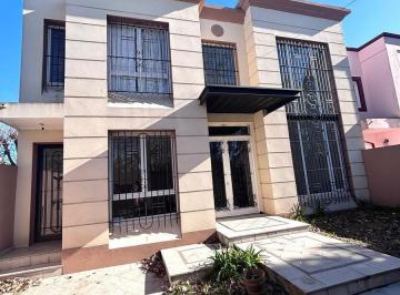 Casa · 260m² · 4 Ambientes · 1 Cochera · Casa en Los Polvorines