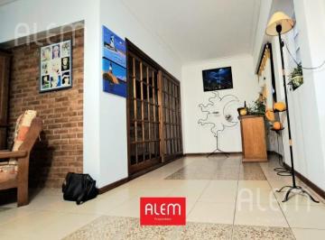 Casa · 180m² · 4 Ambientes · 1 Cochera · Casa en Venta en Lomas de Zamora Oeste
