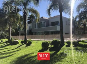 Casa · 842m² · 9 Ambientes · 4 Cocheras · Casa en Venta en St. Thomas Canning | Triple Lote