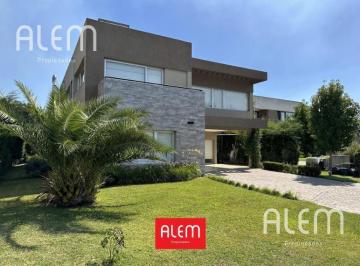 Casa · 330m² · 7 Ambientes · 6 Cocheras · Casa en Adrogue
