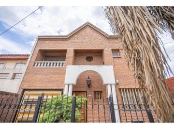 Casa · 182m² · 4 Ambientes · 1 Cochera · Chalet en Venta en Haedo Norte