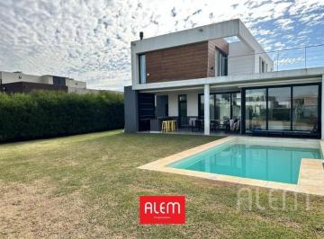 Casa · 213m² · 5 Ambientes · 2 Cocheras · Casa en Venta en Terralagos Canning