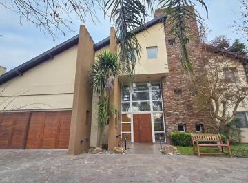 Casa · 320m² · 4 Ambientes · 4 Cocheras · Casa en Alquiler - Moderna C/ Quincho, Pileta, Jardín y Cochera Para 4 Autos - Campos de Alvarez