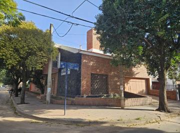 Casa · 170m² · 10 Ambientes · 2 Cocheras · Zona Sur Barrio Ipona Casa de 4 Dorm., Doble Cochera, Patio