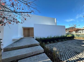Casa · 202m² · 5 Ambientes · 2 Cocheras · Casa - Villa Elisa