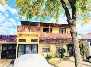 Casa · 200m² · 8 Ambientes · 1 Cochera · Casa en Lugano "Barrio Las Casitas" 3 Casas en 1!