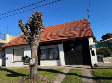 Casa · 150m² · 3 Ambientes · 1 Cochera · Dos Casas de 3 Ambientes Mas un Galpon en El Barrio Las Avs. Apto Credito