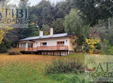 Edificio · 820m² · Complejo de 3 Casas y Bloque de 5 Departamentos Dúplex.