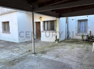Casa · 86m² · 4 Ambientes · 1 Cochera · ¡Oportunidad en Berisso – Barrio Ypf! Casa con Planos y Gran Potencial Para Reciclar