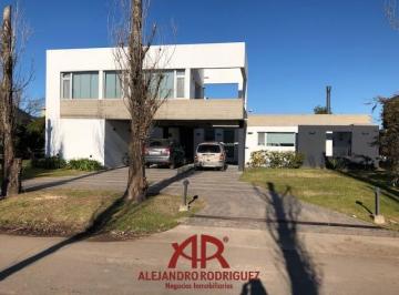 Casa · 335m² · 7 Dormitorios · 2 Cocheras · Casa 7 Dorm. en B° La Concepcion Club de Campo, Luján
