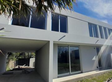 Casa de 4 ambientes, La Plata · Casa a Estrenar