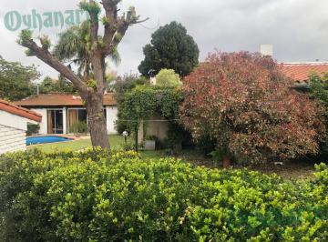 Casa · 280m² · 4 Ambientes · 1 Cochera · Venta de Chalet - Lote de 700 m² en Castelar - Toma Propiedad - Apto Crédito