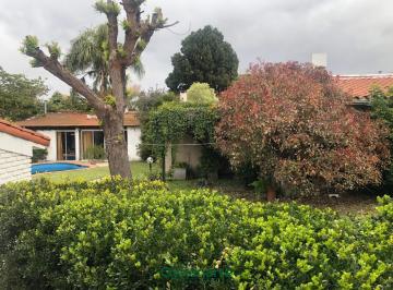 Casa · 280m² · 4 Ambientes · 1 Cochera · Venta de Chalet - Lote de 700 m² en Castelar - Toma Propiedad - Apto Crédito