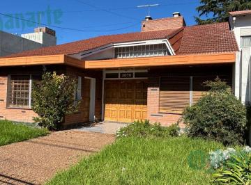 Casa · 171m² · 3 Ambientes · 3 Cocheras · Venta de Amplio Chalet en Castelar Norte - Apto Crédito