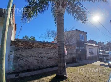 Casa · 150m² · 3 Ambientes · 1 Cochera · Venta Casa en Moron con Parque de 3 Amb y Cochera 4 Autos