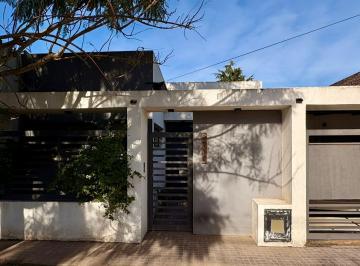 Casa de 4 ambientes, La Plata · Casa de Tres Dorm. y Pileta, a Dos Cuadras del Camino Belgrano