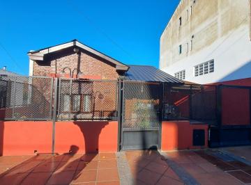 Casa · 160m² · 3 Ambientes · 2 Cocheras · Casa en de 3 Ambientes con Patio, Piscina y Gran Quincho