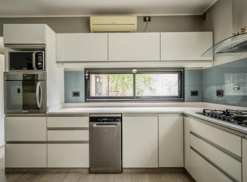 Casa · 108m² · 4 Ambientes · 1 Cochera · Oportunidad - Casa 4 Ambientes con Patio y Cochera en Hurlingham
