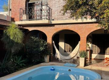 Casa · 240m² · 6 Ambientes · 1 Cochera · Casa en Venta en Burzaco