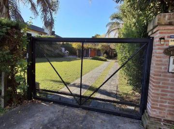 Casa · 205m² · 3 Ambientes · 1 Cochera · Venta Casa con Pileta en Tristan Suarez