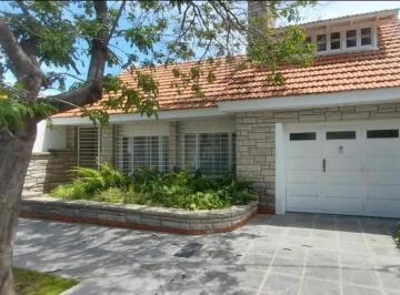 Casa · 195m² · 4 Ambientes · 2 Cocheras · Chalet en Venta Barrio Ingles Las Lomitas con Pileta