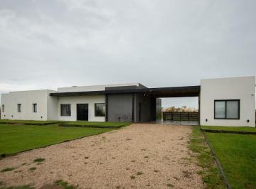 Casa · 200m² · 4 Ambientes · Casa en Venta - 3 Dorm. 3 Baños - 2.700 m² - Villa Gesell