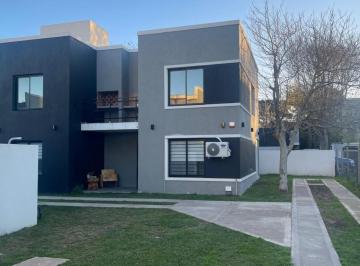 Casa · 90m² · 4 Ambientes · 1 Cochera · Hermosa Propiedad en Venta - Ideal Para Vivienda Permanente!