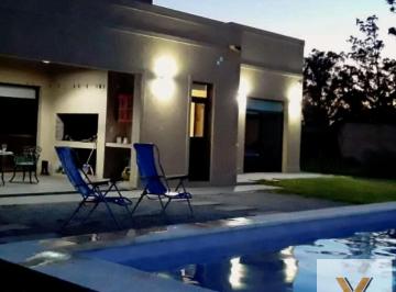 Casa · 120m² · 4 Ambientes · 2 Cocheras · Casa en Venta - 3 Dorm. 3 Baños - Tandil