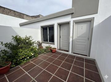 Ingreso desde patio común. Imagen ilustrativa generada digitalmente (IA) · Condominio Zelaya: Casa con Patio en Alberdi – 2 Dorm., Apto Crédito