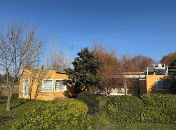 Casa · 180m² · 4 Ambientes · 1 Cochera · Casa de 3 Dorm. en Venta, Chascomus