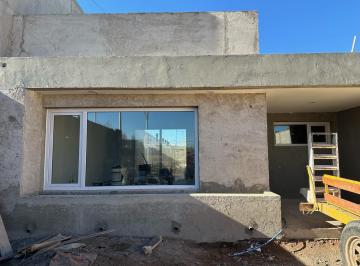 Casa · 124m² · 6 Ambientes · 2 Cocheras · Venta de Casa de 3 Dorm. en Barrio Confluencia