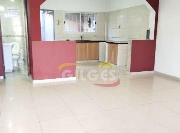 Casa · 100m² · 3 Ambientes · 1 Cochera · Alquiler de Casa 3 Amb. en Villa Luzuriaga con Patio y Cochera Descubierta