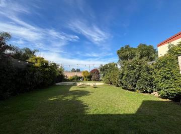 Casa · 136m² · 7 Ambientes · 1 Cochera · Casa con Enorme Parquizado Verde Espectacular Estado! No La Pierdas Apurate!