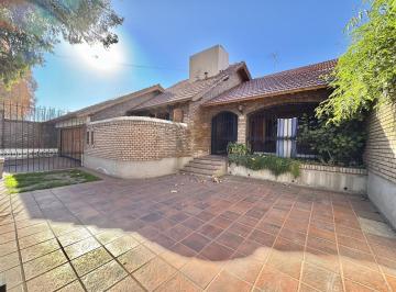Casa · 236m² · 6 Ambientes · 4 Cocheras · Venta Casa con Pileta en Luján