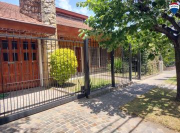 Casa · 130m² · 5 Ambientes · 1 Cochera · Venta Casa 5 Amb Cochera Patio Castelar Norte.