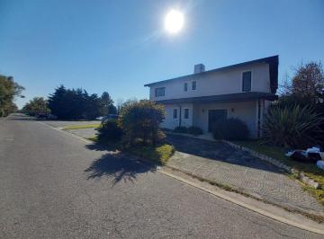 Casa · 200m² · 5 Ambientes · Alquiler de Casa con 4 Dorm. en Acacias Blancas