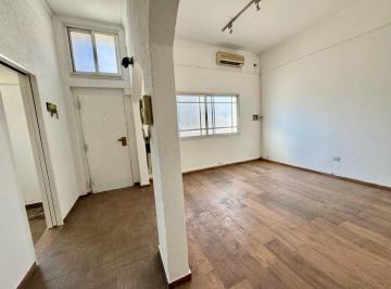 PH · 124m² · 4 Ambientes · Oportunidad! Se Vende PH de 4 Amb Reciclado C/entrada Independiente. Junto C/ Local en Esquina.