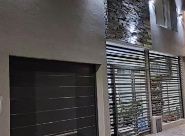 Casa · 207m² · 5 Ambientes · 1 Cochera · Venta Casa 5 Ambientes en Dos Plantas con Cochera Altos de Podesta Barrio Cerrado