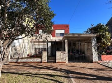 Casa de 5 ambientes, Lanús · Venta Inmueble de 5 Ambientes - Cochera, Jardín, Patio y Quincho