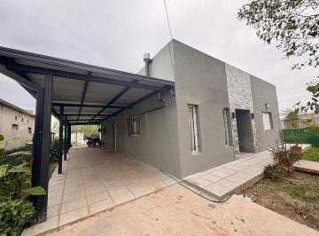 Casa · 180m² · 7 Ambientes · 3 Cocheras · Venta de Casa en Arroyo Leyes con Quincho y Pileta