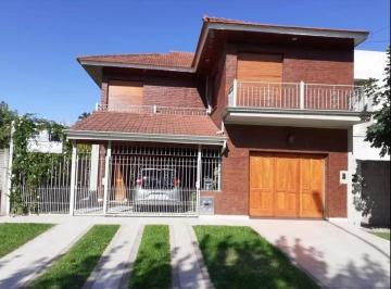 Casa · 220m² · 4 Ambientes · 2 Cocheras · Casa en Venta - 2 Dorm. 3 Baños - 399 m² - Alejandro Korn