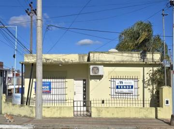 Casa · 3 Ambientes · Casa en Rivadavia y Montevideo