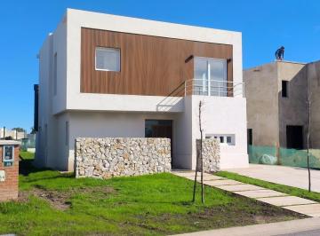 Casa · 193m² · 4 Ambientes · 3 Cocheras · Hermosa Casa a Estrenar! Barrio Santa Ana!