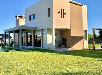 Casa de 5 ambientes, La Plata · Hermosa Casa en Barrio Cerrado "El Remanso"